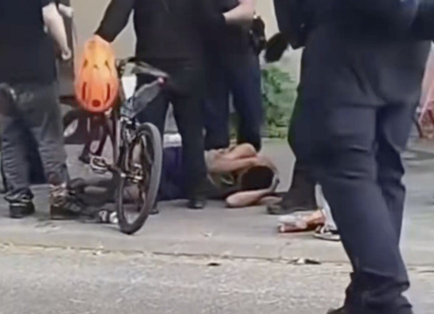 Video thumbnail for Man dies after French police officer throws him on the ground