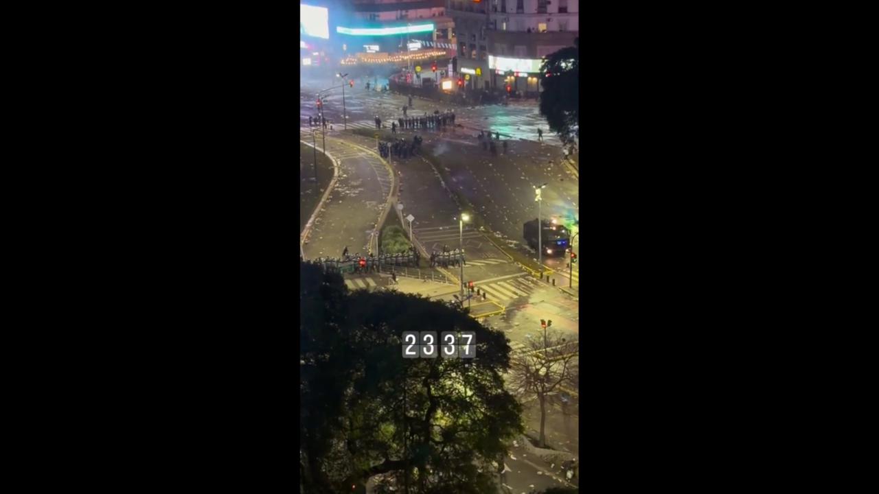 Video thumbnail for World Cup 2026: Argentina Fans Clash With Police In Buenos Aires.