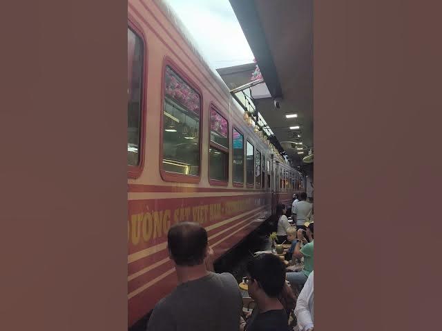 Video thumbnail for Hanoï 🇻🇳 train street 🚂 always fun 😊