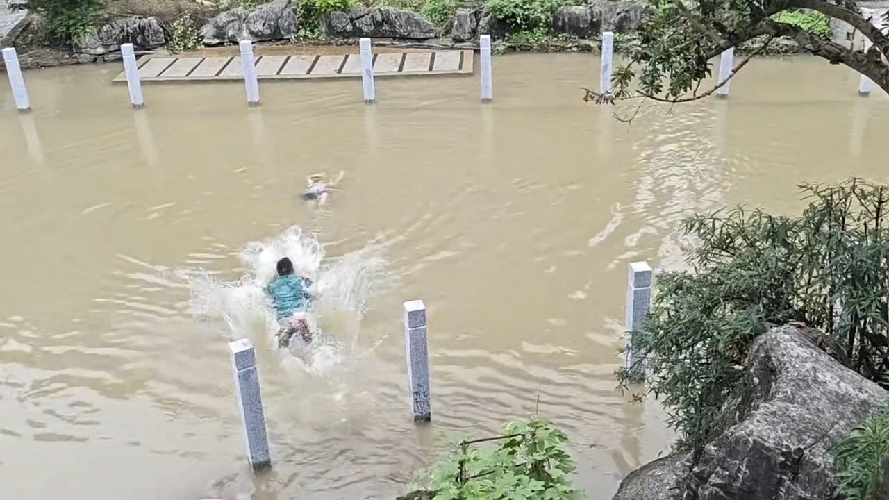 Video thumbnail for Hero Saves Child from River in China