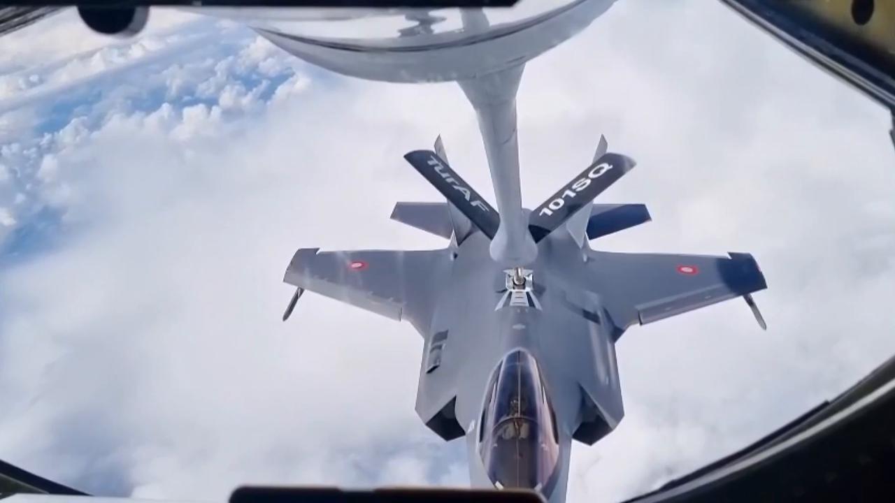 Video thumbnail for Türkiye: Turkish tanker aircraft refuels Danish F-35 during NATO mission.