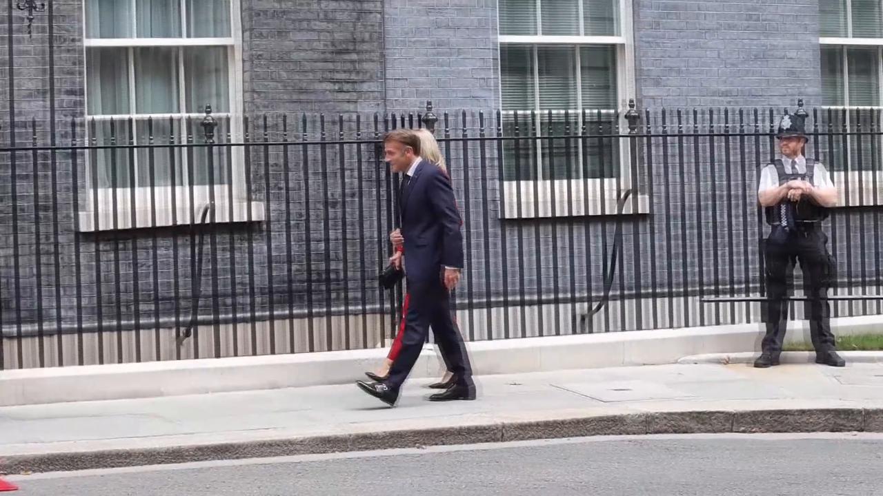 Video thumbnail for US: French President Macron meets UK Prime Minister Burnham at 10 Downing Street.