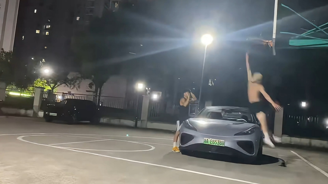 Video thumbnail for Epic Dunk Over Car Stuns Crowd in China