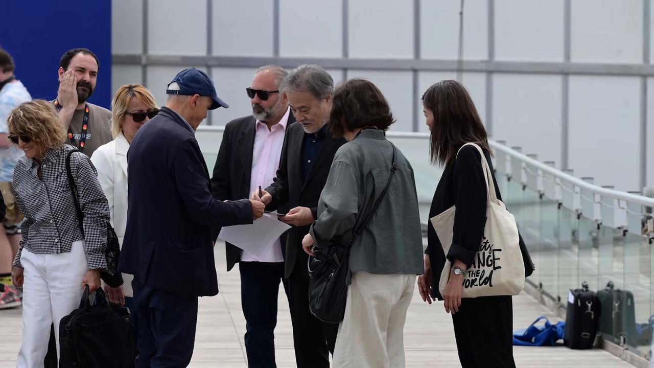 Video thumbnail for France: Japanese director Kiyoshi Kurosawa attends photocall for 'Kokurojo' at Cannes.