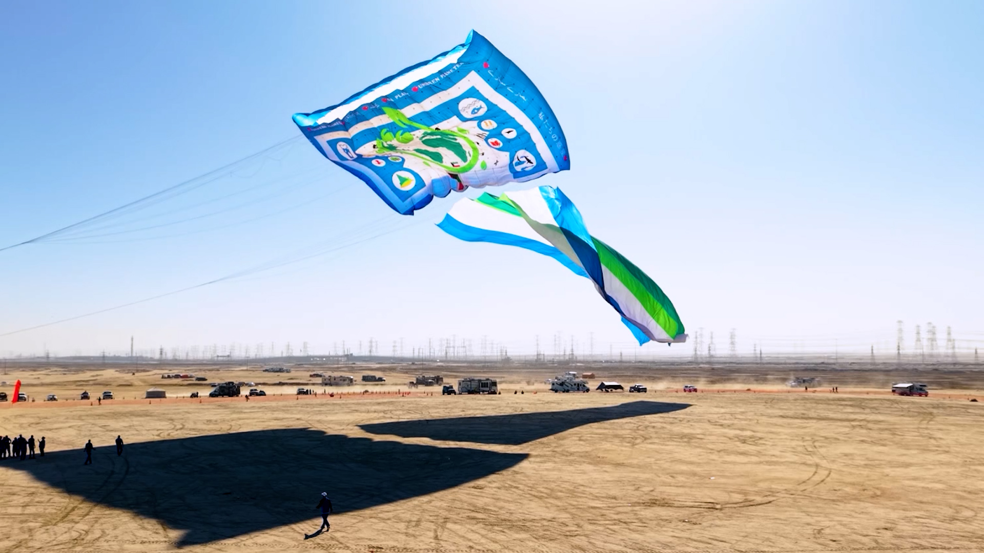 Video thumbnail for Largest kite flown  1,210 m² (13,024 sq ft) designed and manufactured by Peter Lynn Kites