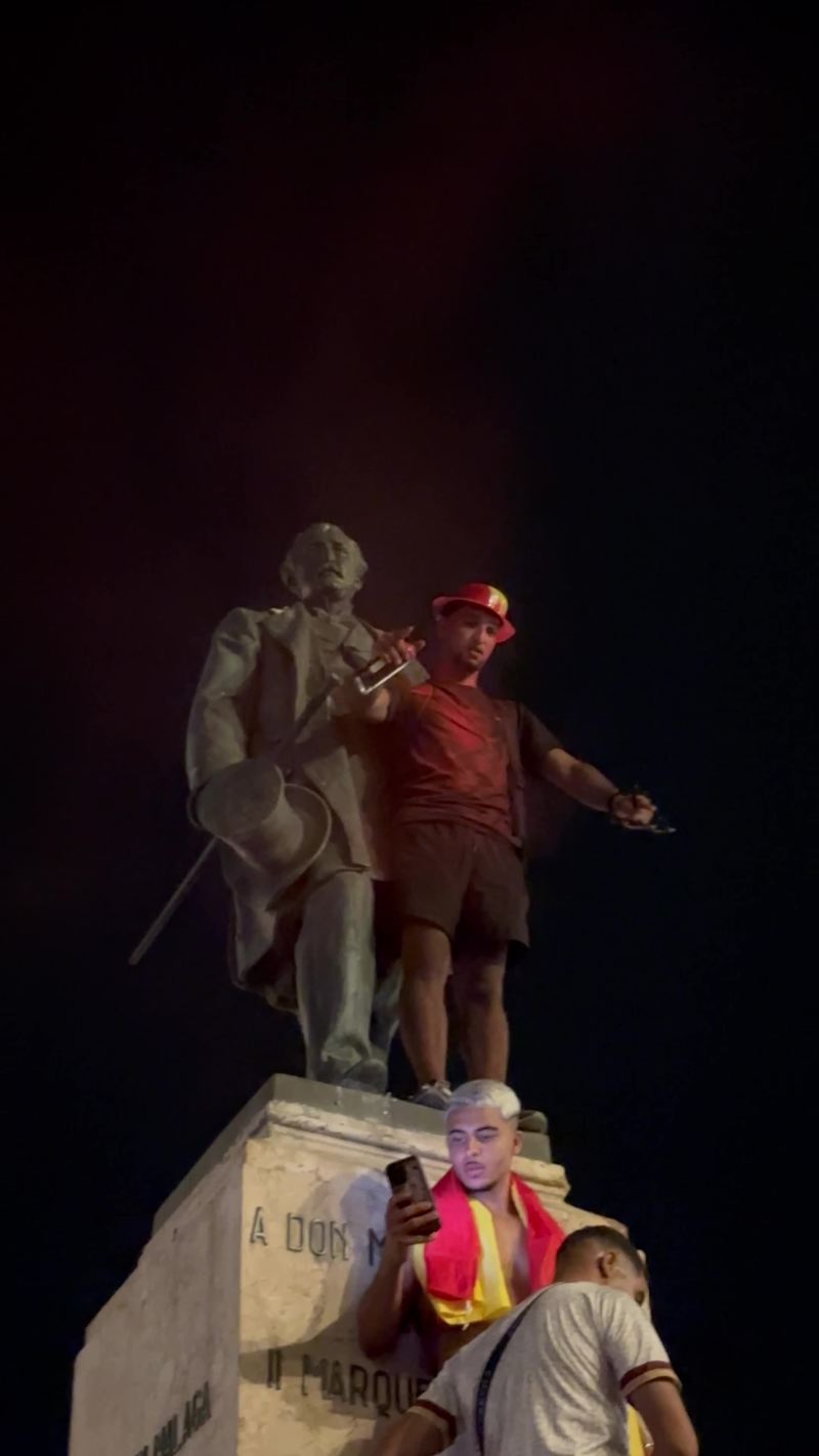 Video thumbnail for Nighttime Celebration around the Spray-Painted Málaga Monument