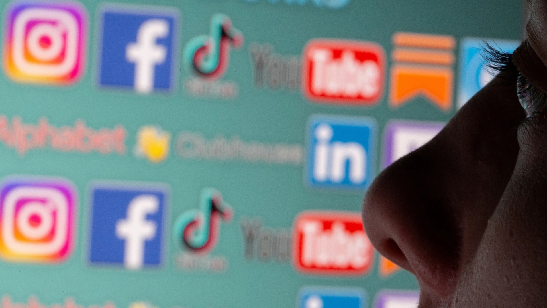 Video thumbnail for US social media safety push: Legal fight to classify social media as harmful