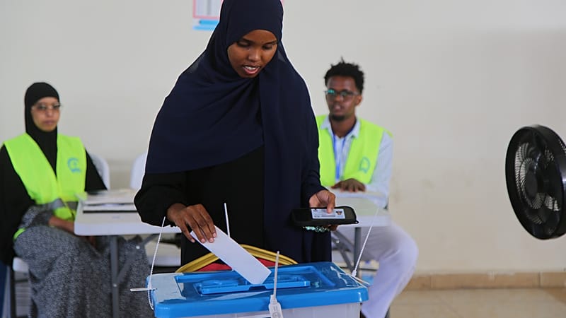 Video thumbnail for Somalis vote in the first one-person, one-vote election in decades