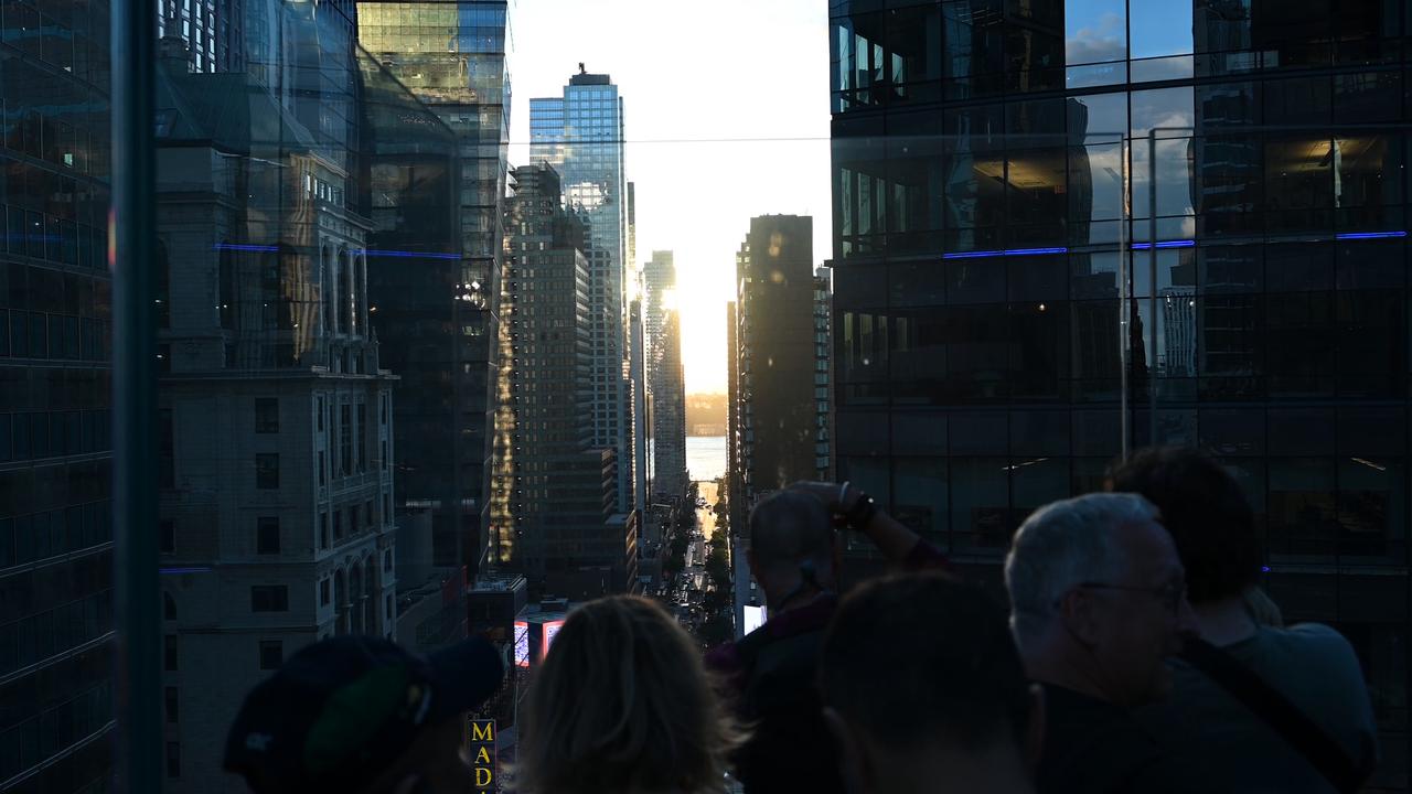 Video thumbnail for NY: Manhattanhenge at One Times Square 4.