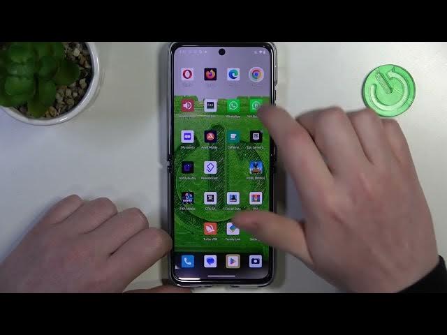 Video thumbnail for How to Fix Websites Won't Open & Google Play Store Stuck on Pending on MOTOROLA Razr 40 Ultra