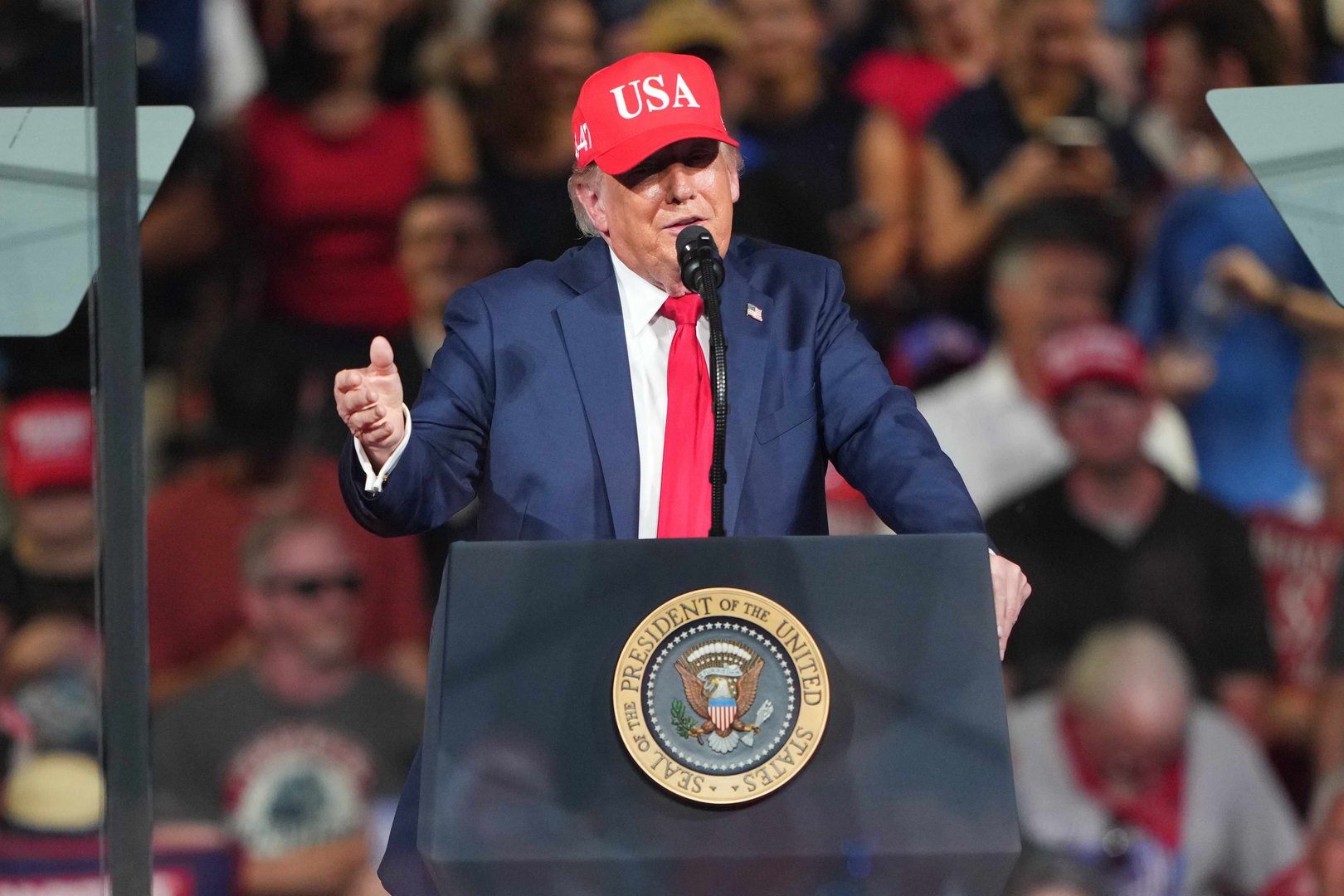 Video thumbnail for Trump threatens to end trade with Mexico and Europe after rate hike