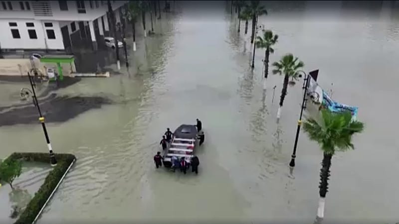 Video thumbnail for Tens of thousands evacuated in northern Morocco amid heavy rainfall