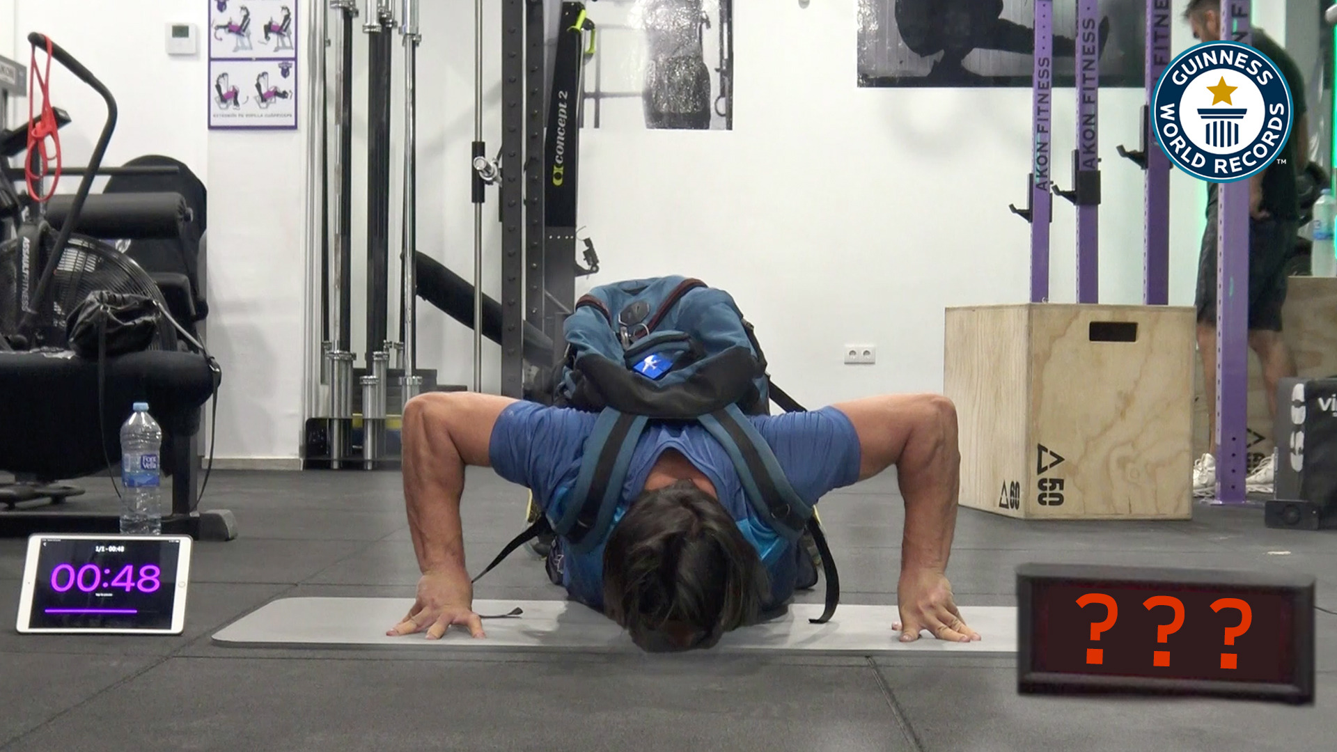 'Video thumbnail for Alejandro soler tari breaks record for fingertip push-ups'