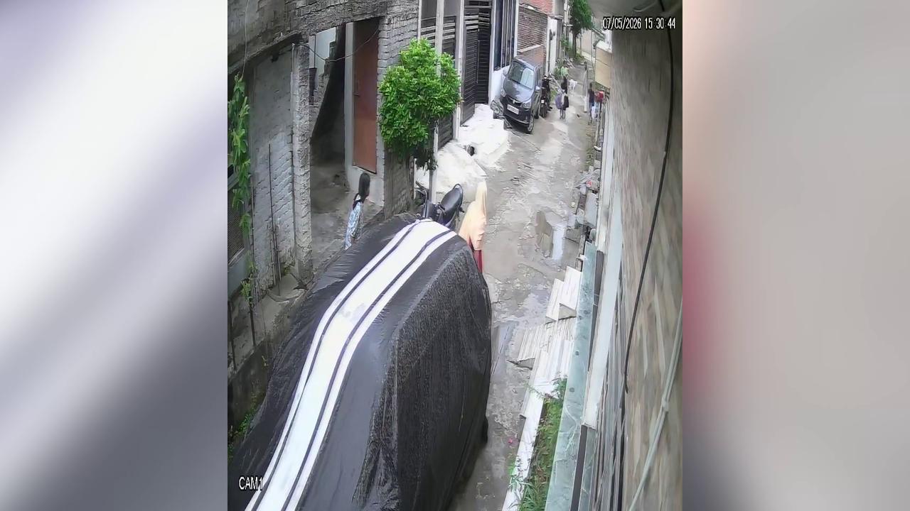 Video thumbnail for India: Terrifying dog attack leaves grade 3 student injured as pet dog mauls girl outside tuition house.