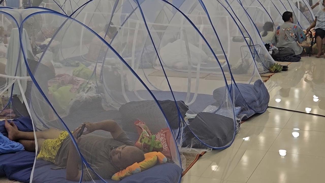 Video thumbnail for Thailand: Bangkok Flooding Forces Residents Into Temporary Shelters 18.