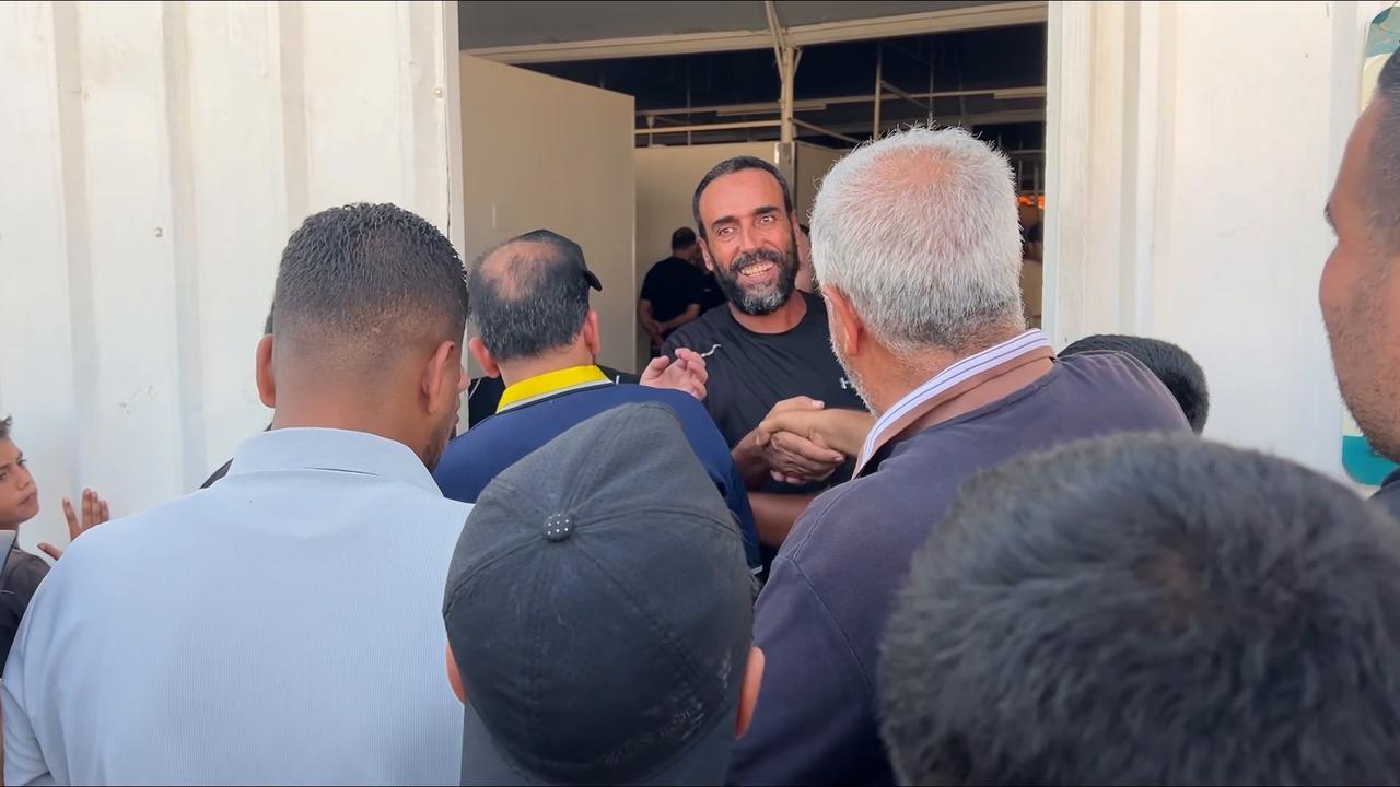 Video thumbnail for Israel releases 37 Palestinian prisoners through Karem Abu Salem crossing.