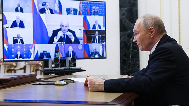 Video thumbnail for Putin signals openness to US peace proposal as Ukraine warns of pivotal moment