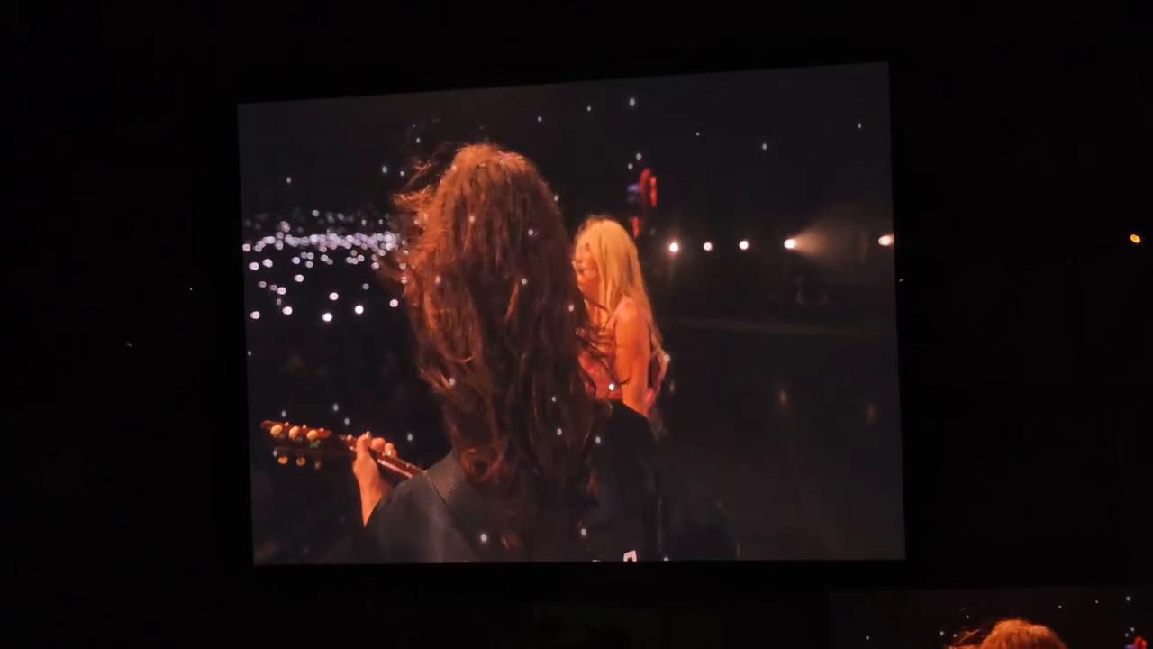 Video thumbnail for US: Kesha Honors Dolly Parton With ‘Old Flames’ Tribute in Pittsburgh.