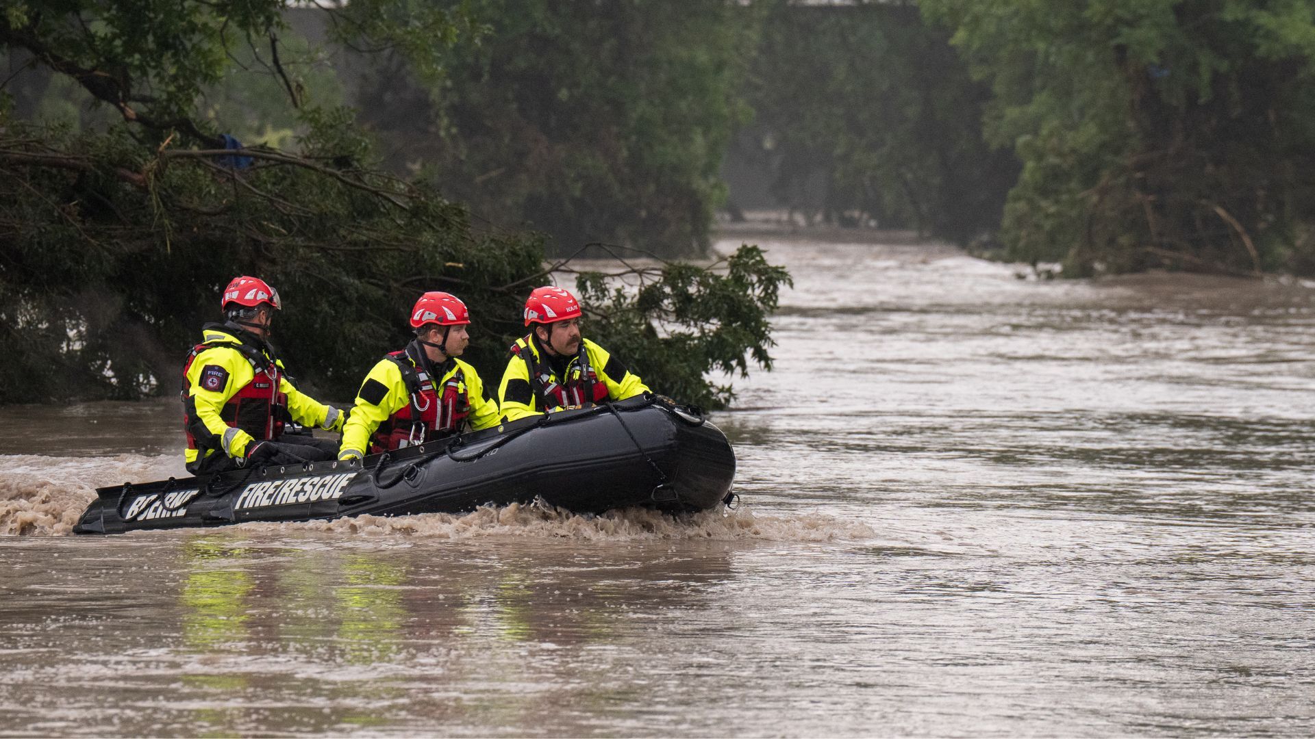 Video thumbnail for Search for Texas missing children continues as toll from floods rises to 43