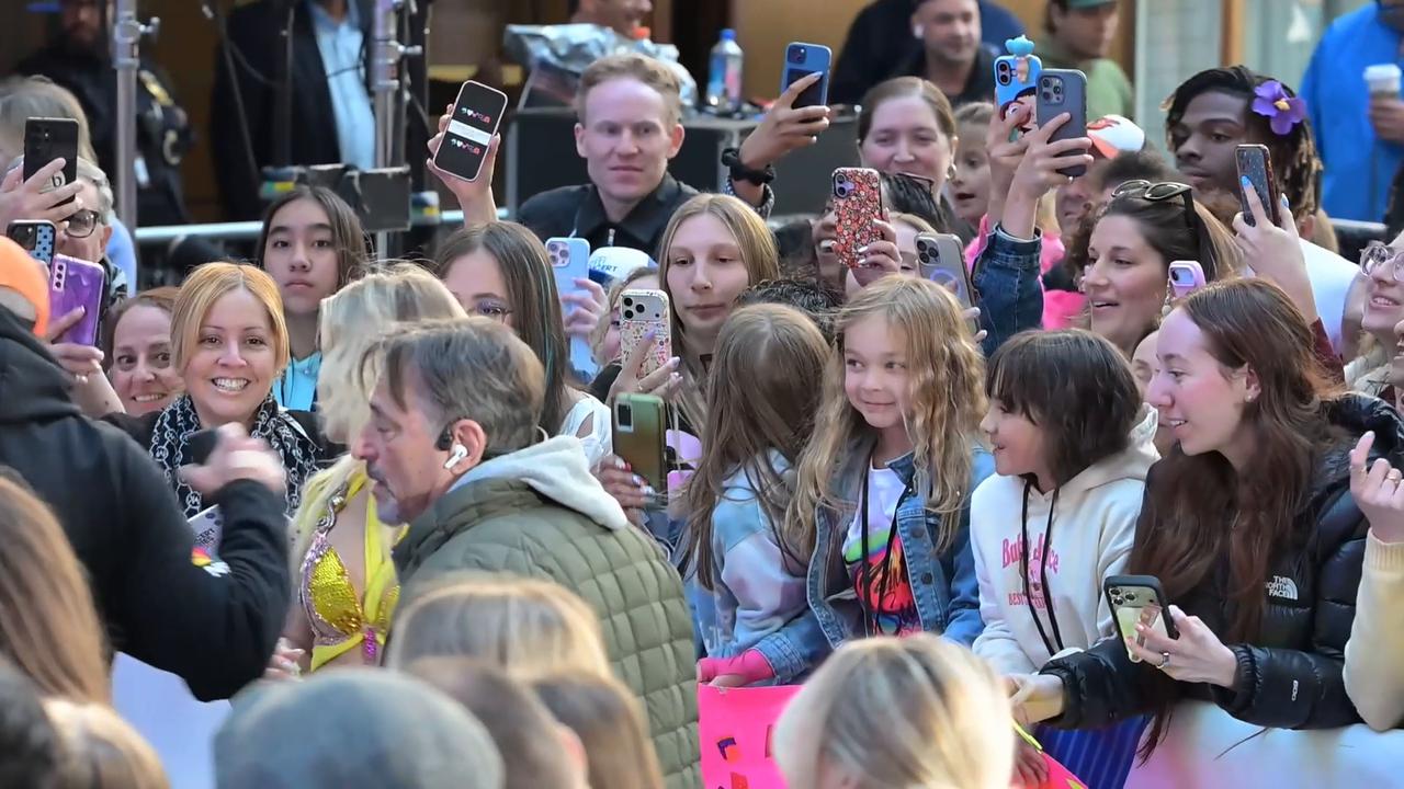 Video thumbnail for US: ZARA Larsson greets by her fans on the TODAY SHOW CONCERT SERIES on NBC. 4.
