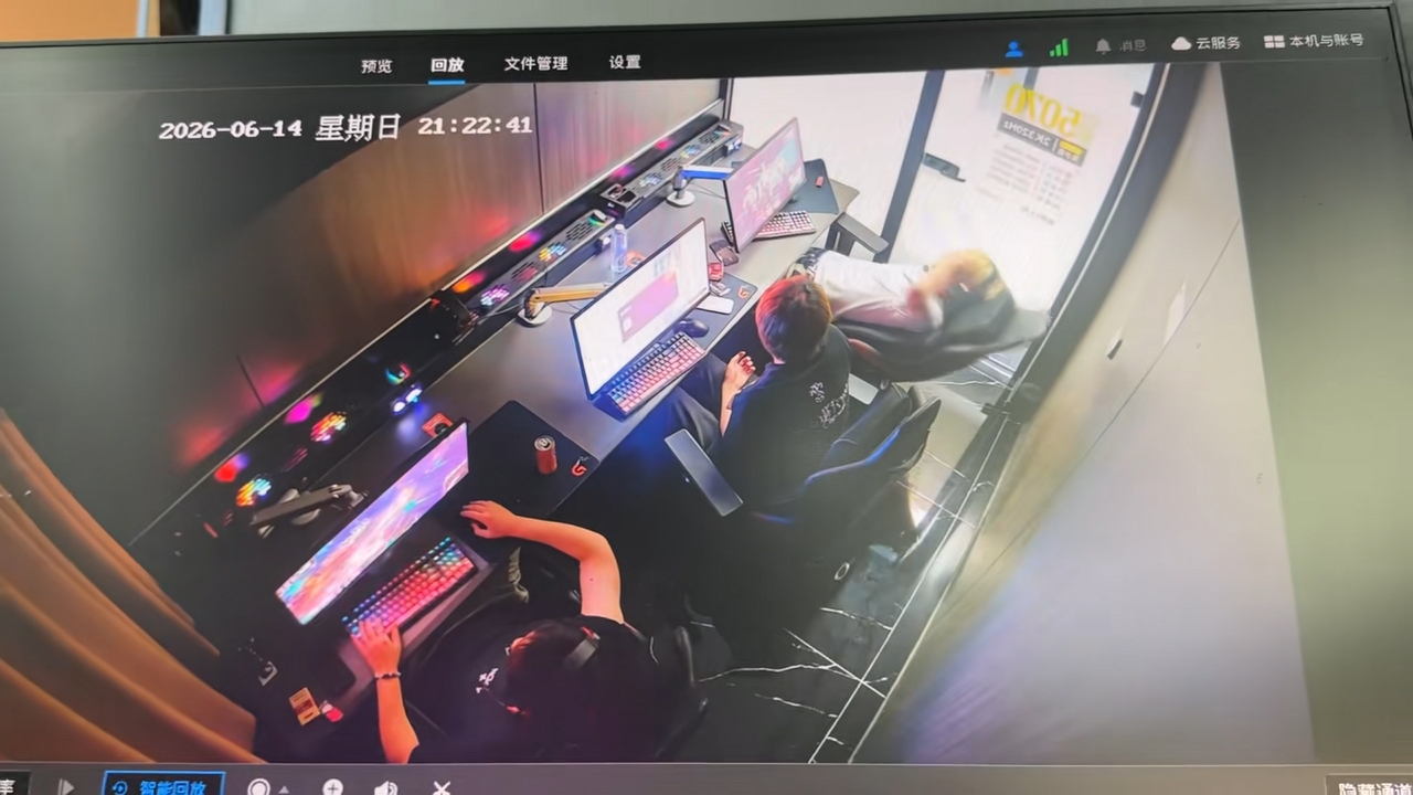 Video thumbnail for Chair Recline Causes Food Spill in Zhejiang Café