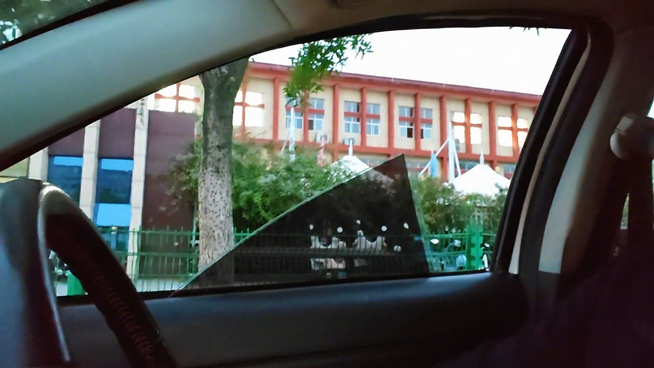 Video thumbnail for Car Window Spins Down in Shaanxi!