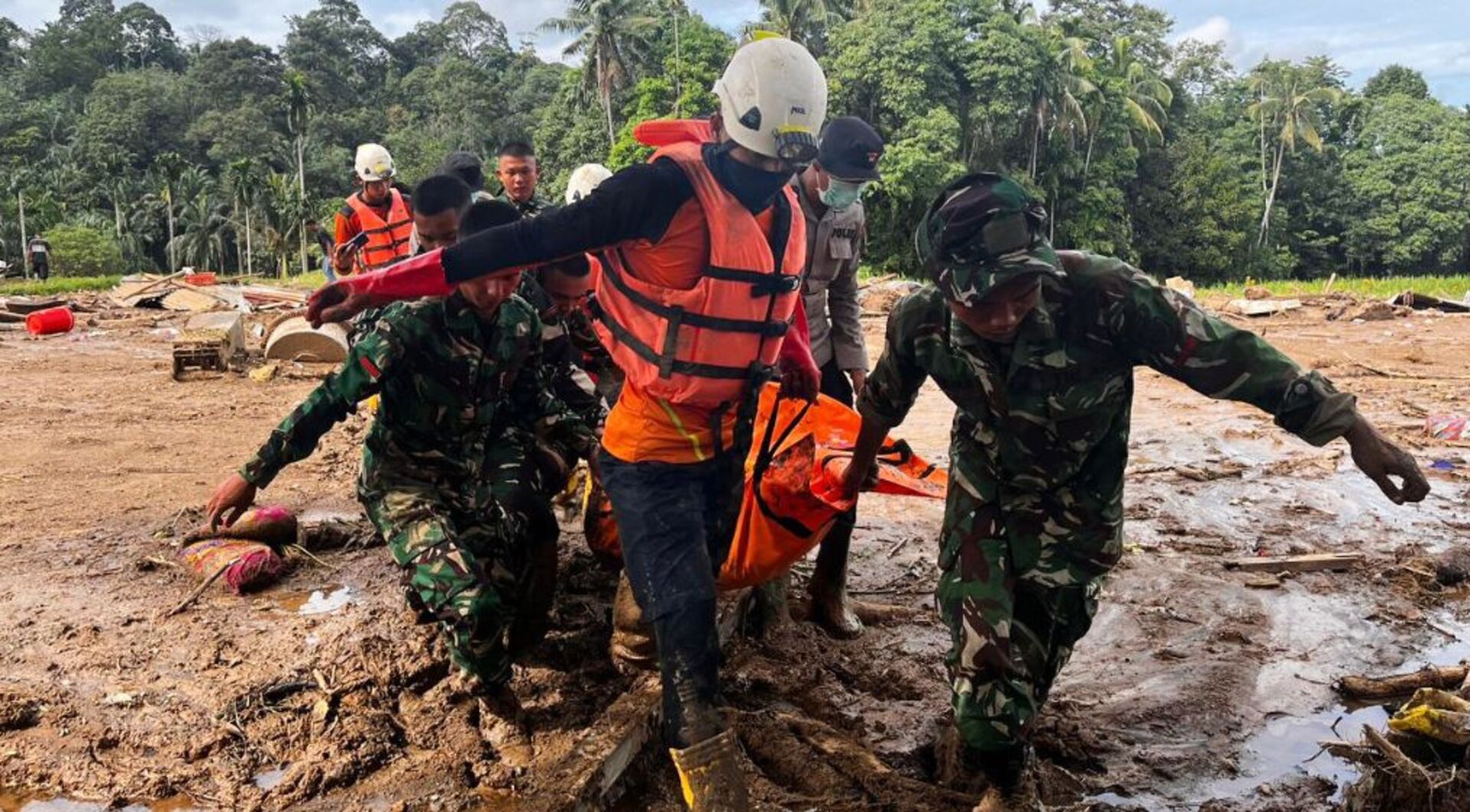 Video thumbnail for Indonesia floods death toll rises to 442 as people hunt for food and water