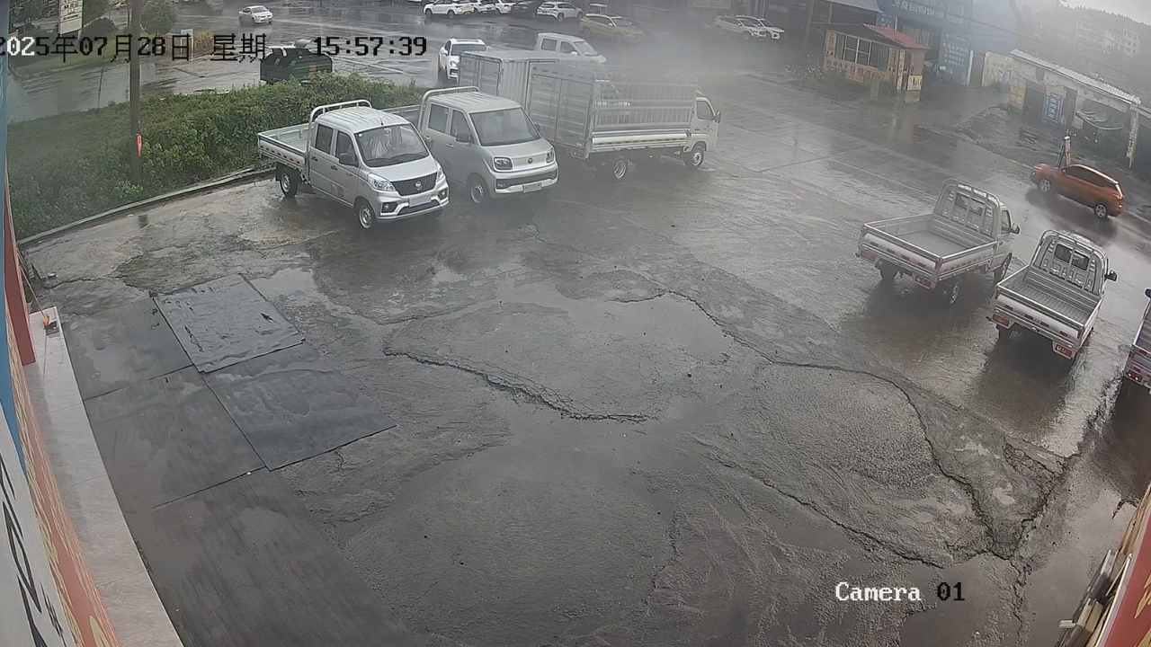 Video thumbnail for White Car Skids Off Road and Dives Into Water in Hunan