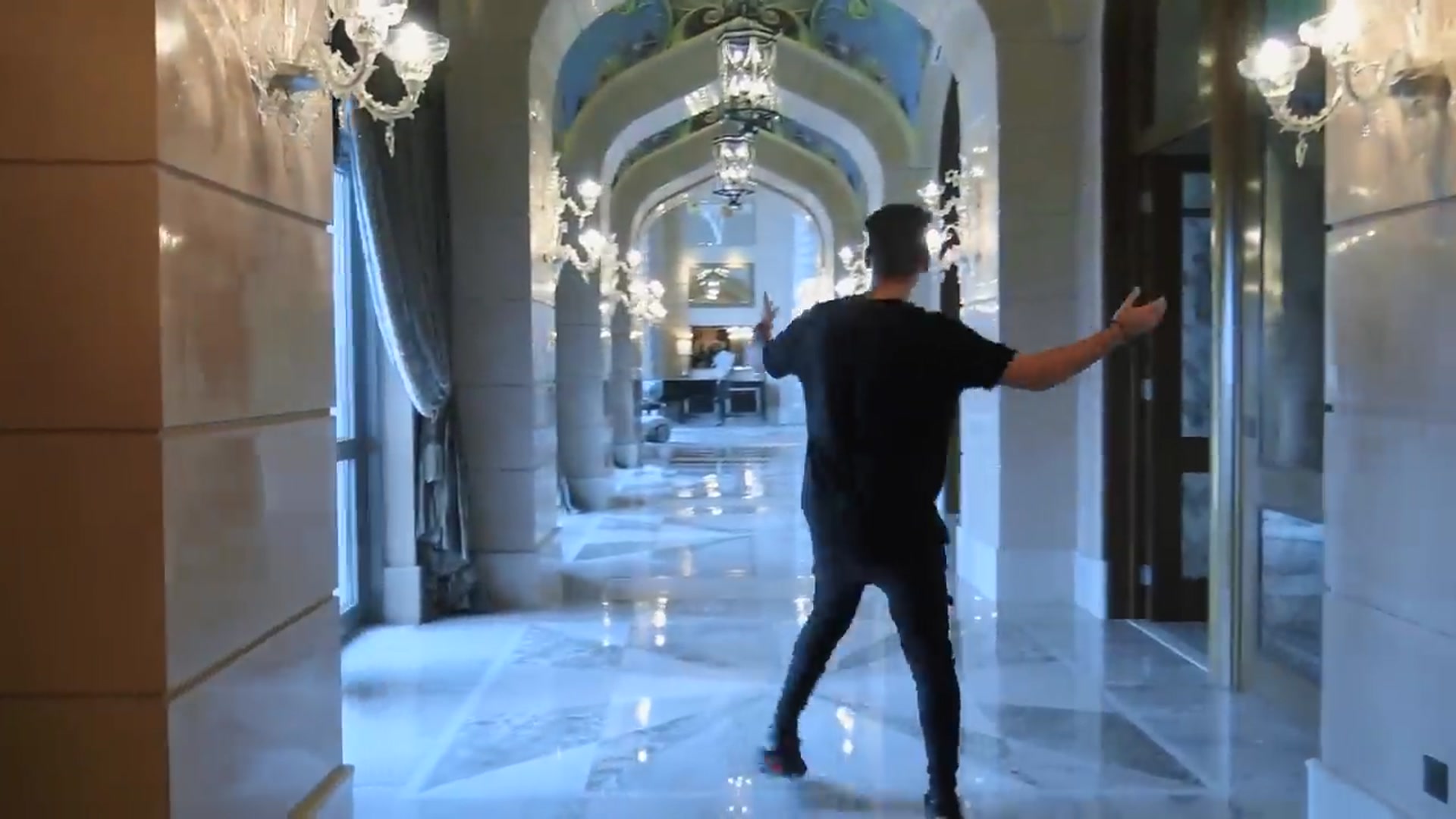 Video thumbnail for Dubai _s Most Luxurious Hotel Room _ Atlantis(720P_HD)