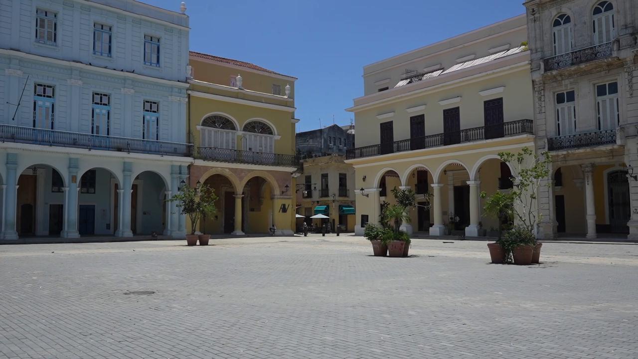 Video thumbnail for Cuba: Scorching temperatures, economic crisis affect daily life in Cuba's Havana.