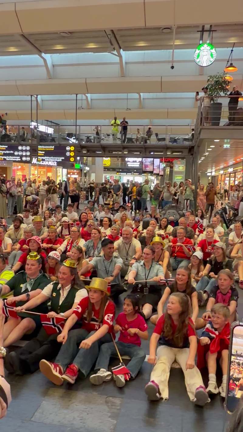 Video thumbnail for Norway Fans Row Together at Oslo Central Station