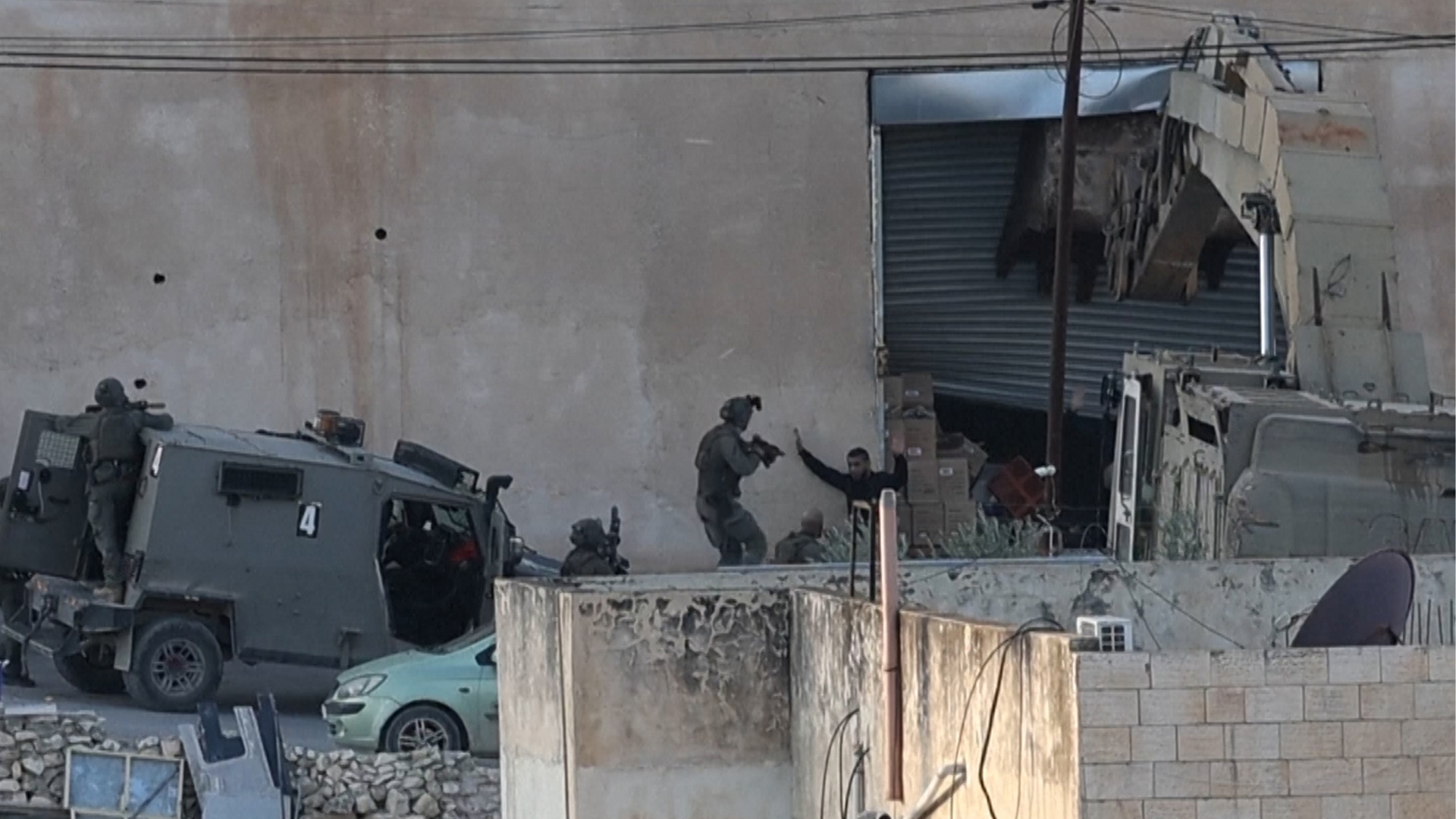Video thumbnail for Video shows Israeli soldiers shooting surrendering Palestinians in Jenin