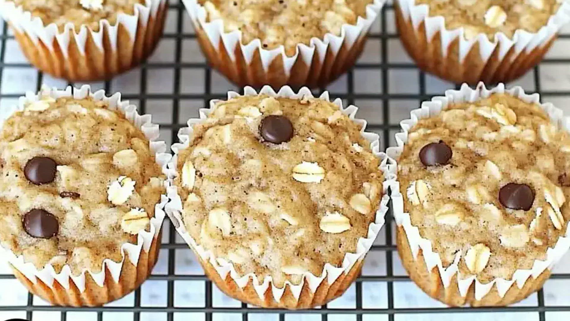 Video thumbnail for Breakfast Oatmeal Cupcakes To Go