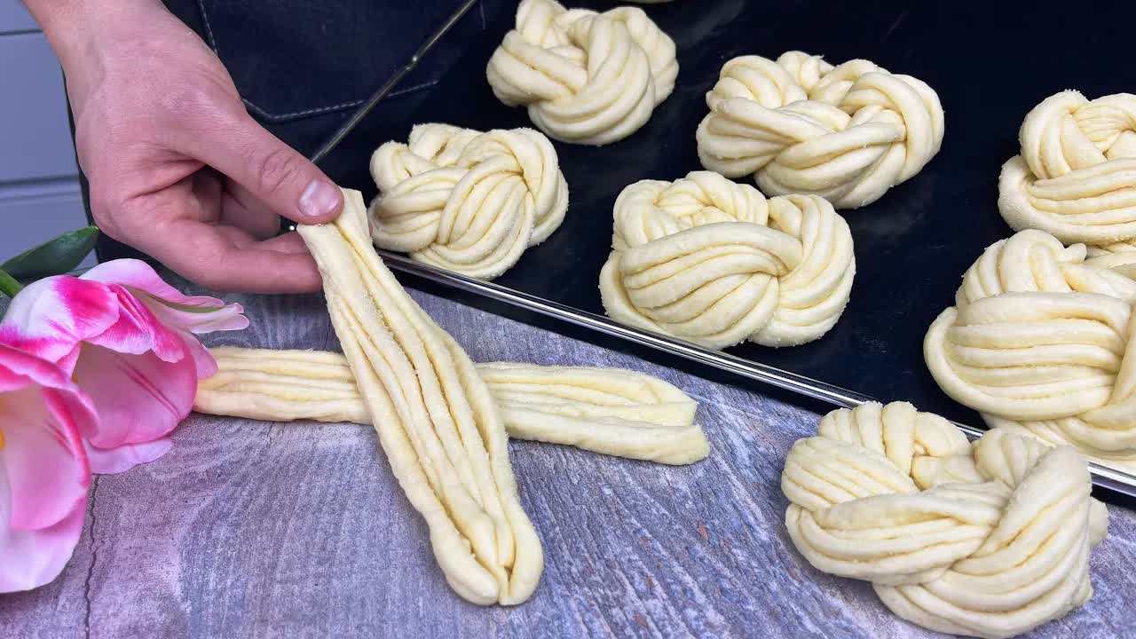 Video thumbnail for Famous Italian rolls that are driving the world crazy! A cake that melts in your mouth!