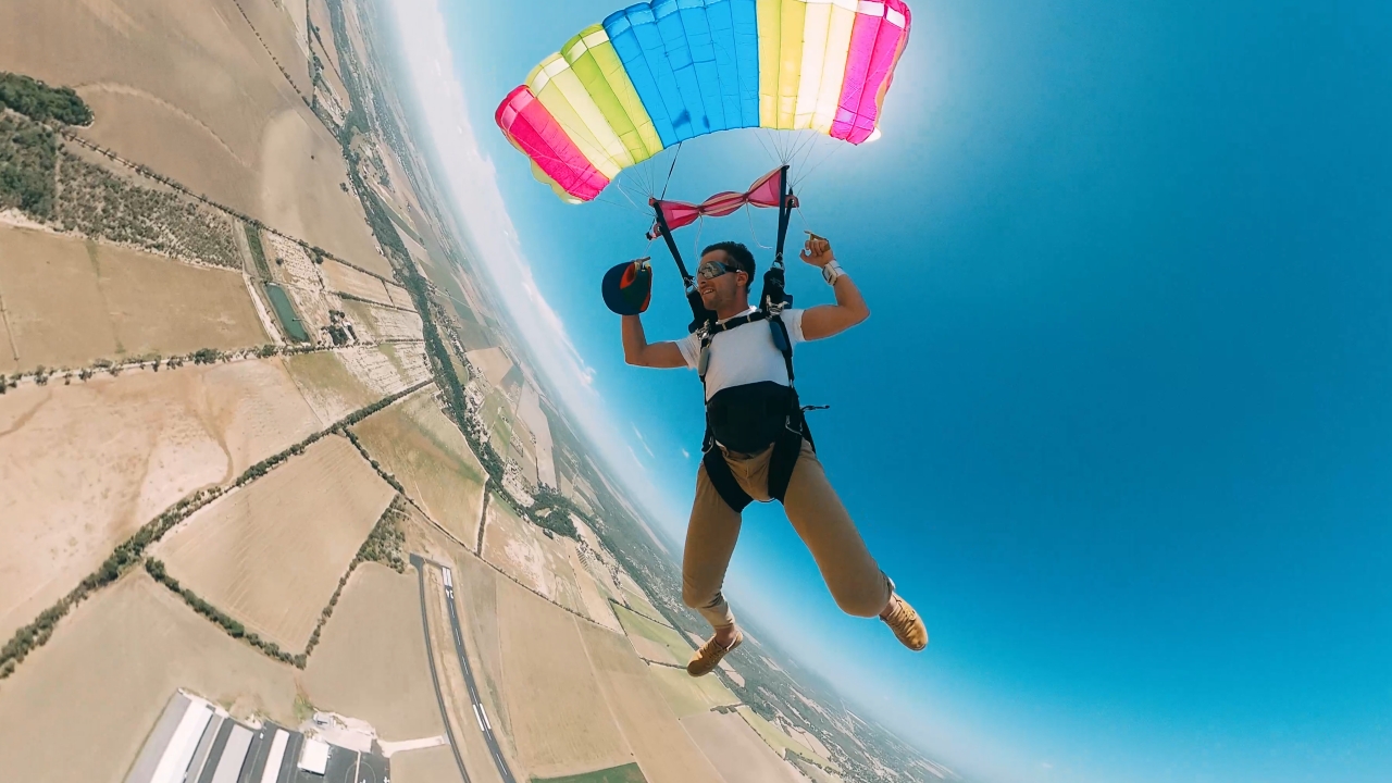 Video thumbnail for Skydiver retrieves lost hat during free fall in Texas jump