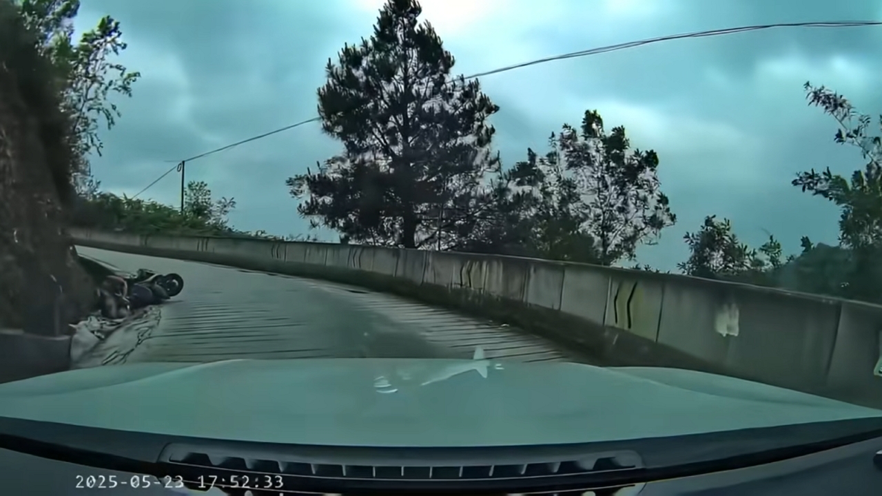 Video thumbnail for Motorcycle Crash on Winding Guangxi Road