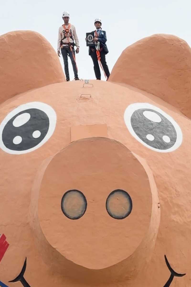 Video thumbnail for Largest piggy bank -  9 m (29 ft 6.3 in) tall and 10.36 m (33 ft 11.8 in) long achieved by Mano del Artesano - Pueblito de Barro