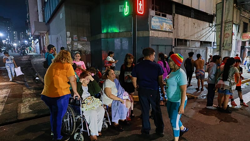 Video thumbnail for Moment earthquake hits Venezuela, sending people fleeing in panic