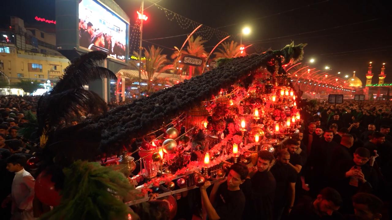 Video thumbnail for Iraq: Thousands of mourners gather in Karbala to commemorate Ashura.