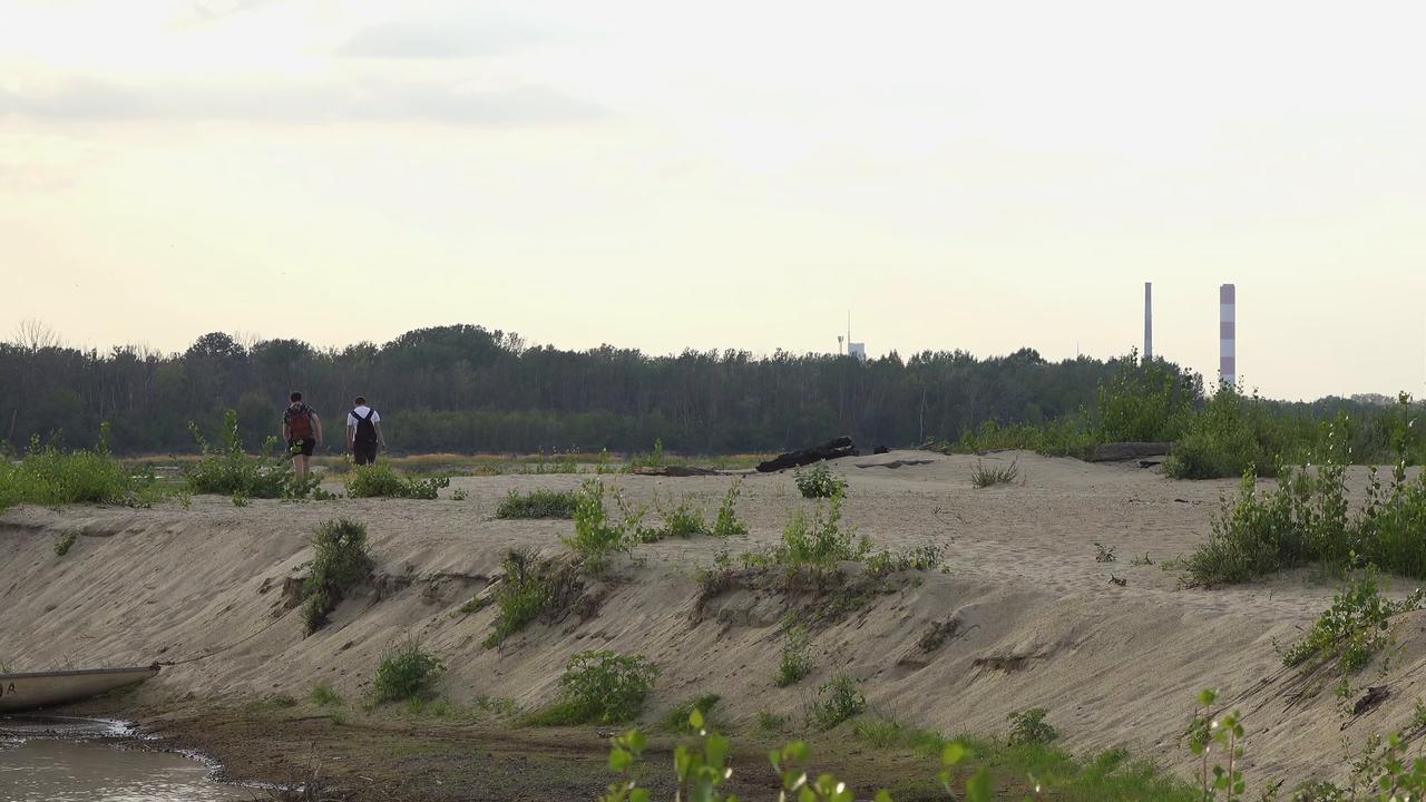 Video thumbnail for Poland: Low Vistula River Water Levels Expose Sandbanks in Warsaw Amid Drought.