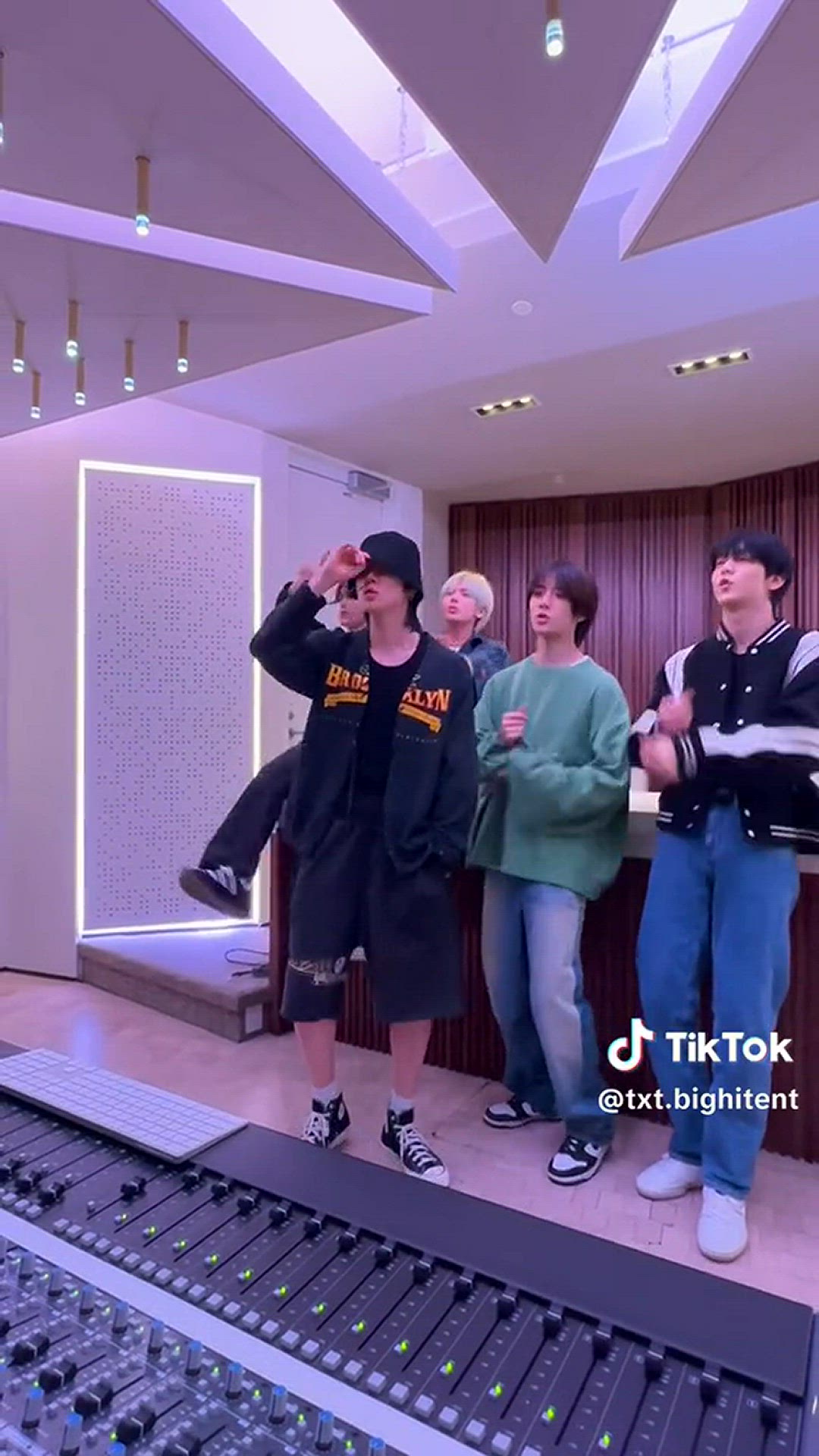 Video thumbnail for txt e jonas Brother