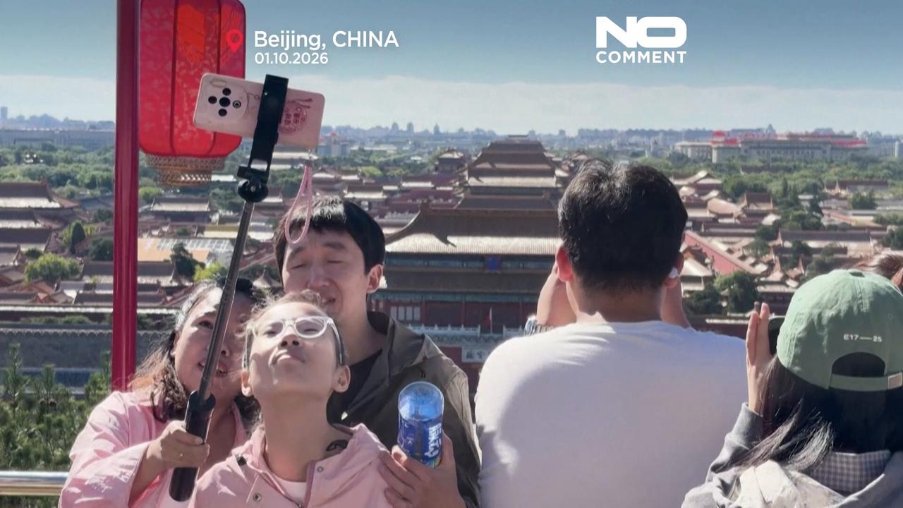 Video thumbnail for Giant Chinese flag unfurled on glass bridge in Jiangxi ahead of national day