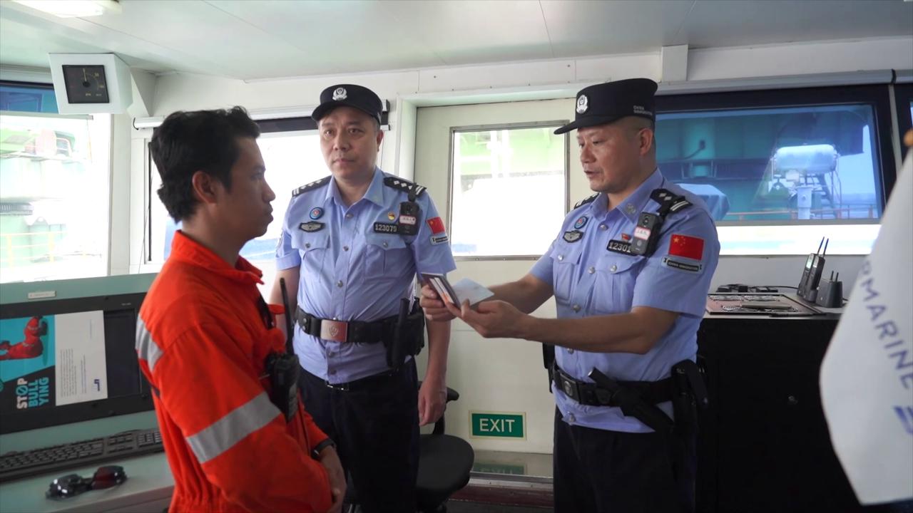 Video thumbnail for China: Nearly 1,000 tonnes of wind turbine blades sail from China to U.S..