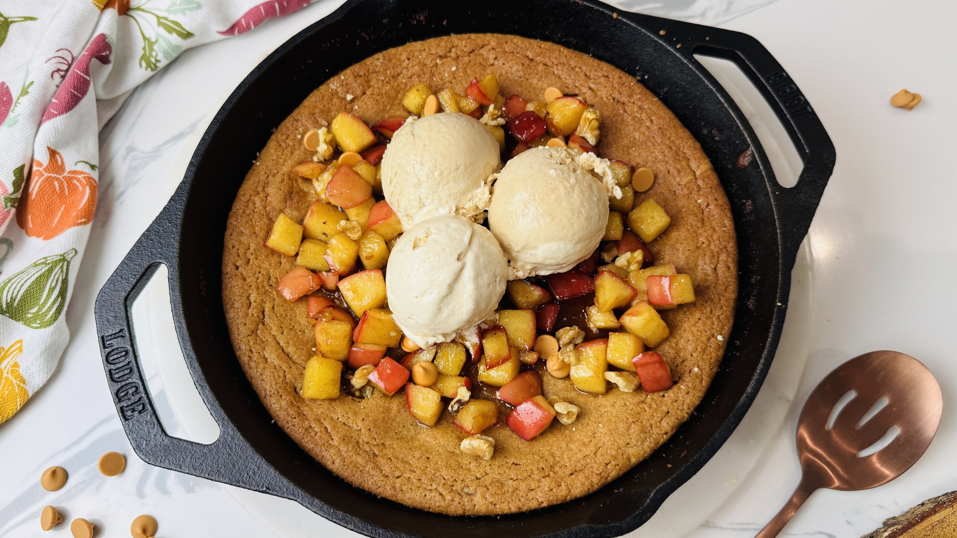 Video thumbnail for Apple Skillet Blondie Recipe