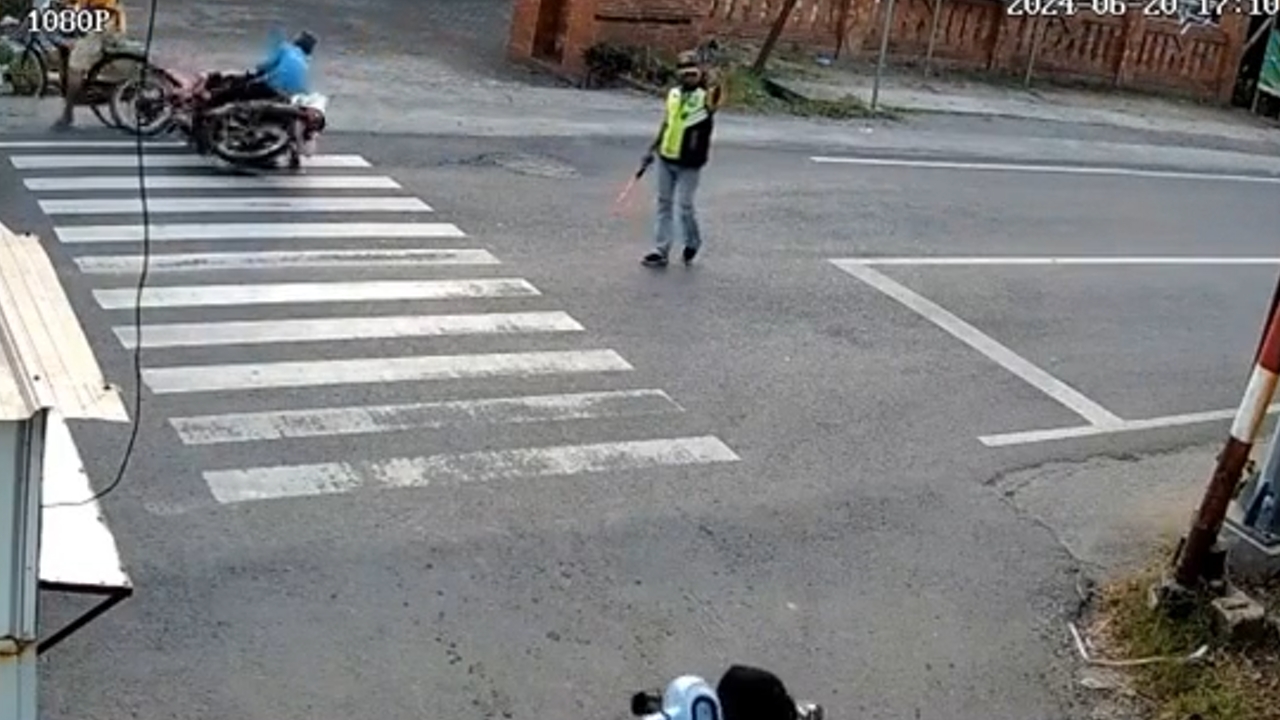 Video thumbnail for Motorbike vs. Bicycle Crash at Mojokerto Intersection