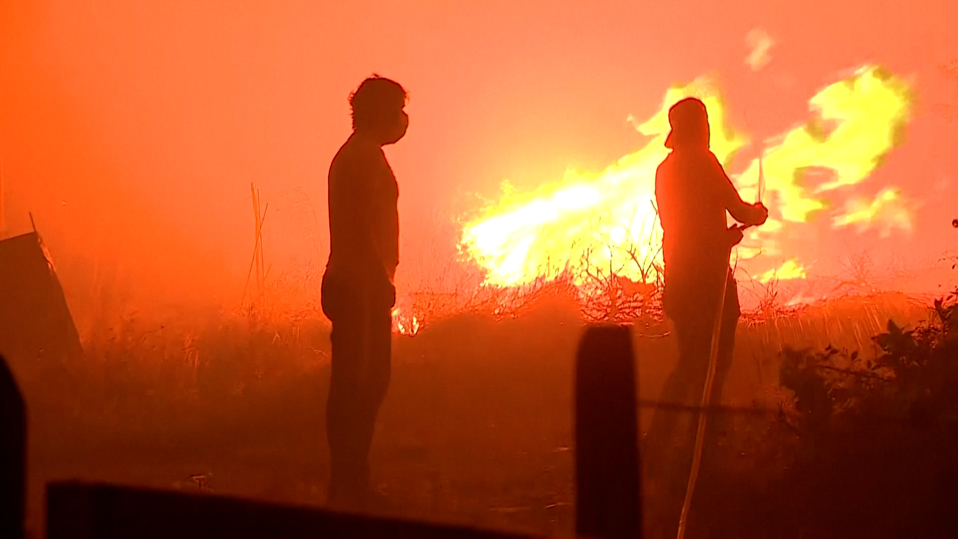 Video thumbnail for Massive wildfire spreads in Portugal amid extreme heat and strong wind
