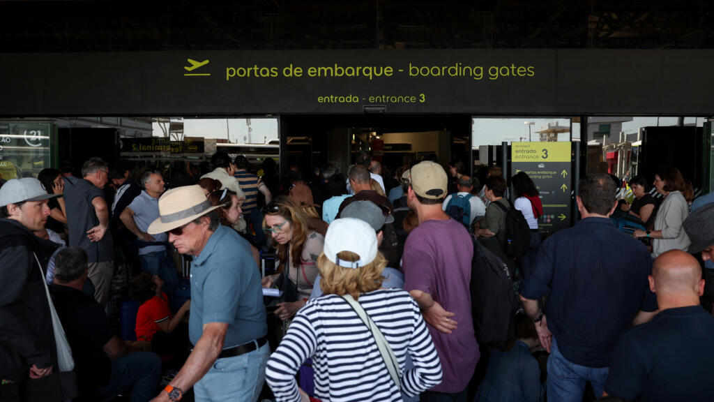 Video thumbnail for Portugal returns to normal life after the power outage
