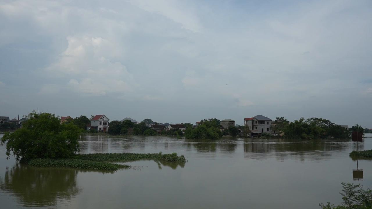 Video thumbnail for Vietnam: Floodwaters inundate villages along Cau River in northern Vietnam.