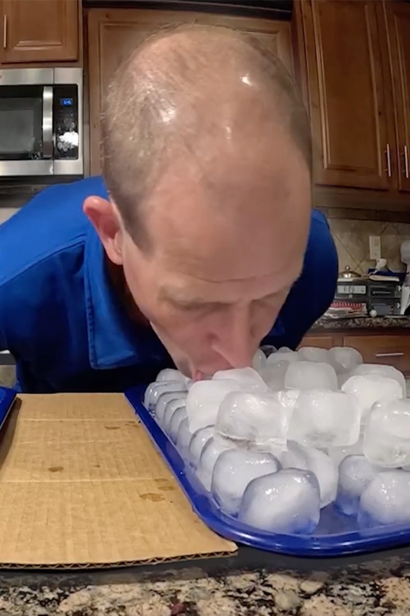 Video thumbnail for Most ice cubes moved by mouth in one minute - 1.661 kg (58.49 oz) by David Rush