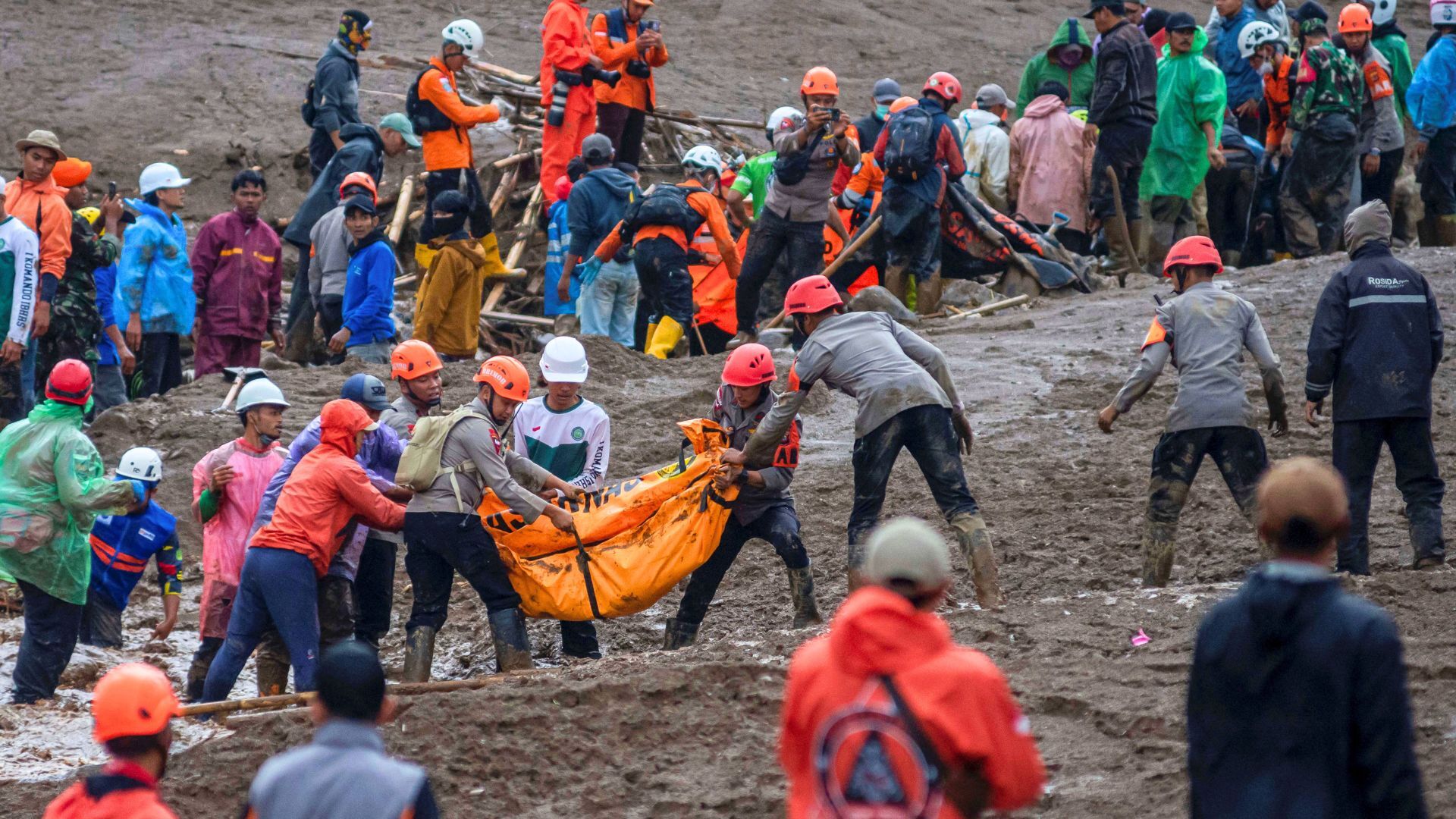 Video thumbnail for Indonesia resumes search for about 80 missing after landslide kills 10
